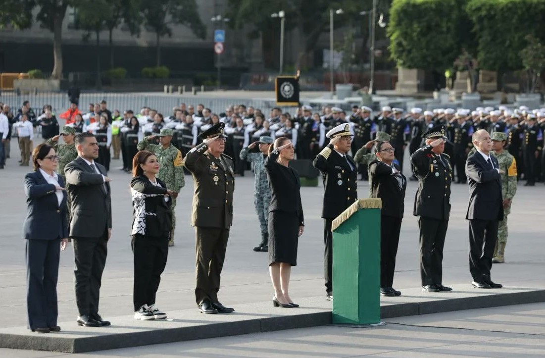 Sheinbaum encabeza ceremonia de Izamiento de Bandera en memoria de las víctimas de los sismos de 1985 y 2017