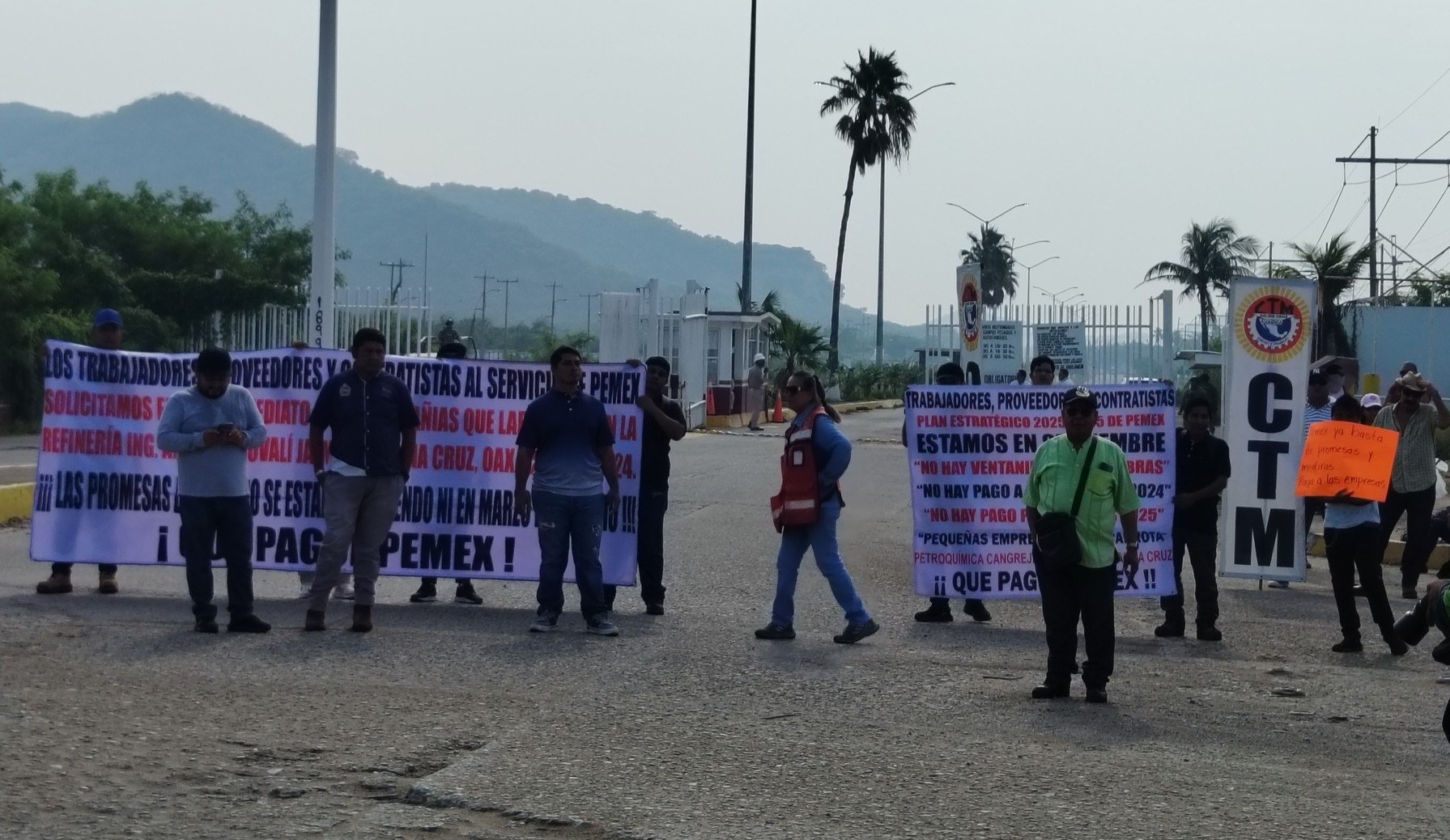 Con protesta exigen pago a PEMEX en el puerto de Salina Cruz