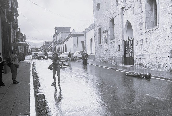 Motociclista muere atropellado por un urbano en la capital oaxaqueña