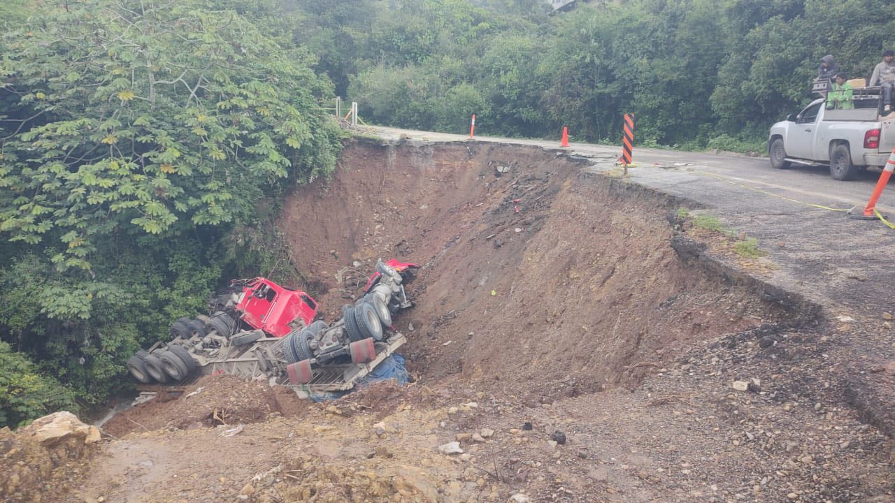 Vuelca tráiler en la carretera Tlaxiaco–Putla