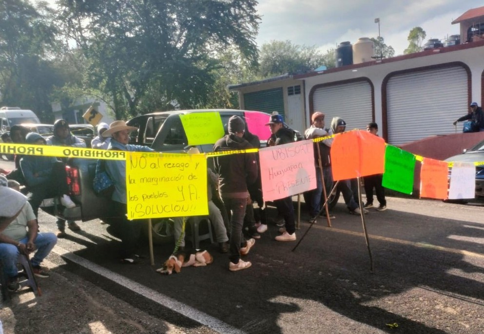 Pobladores de Vista Hermosa de Lázaro Cárdenas bloquean la carretera Huajuapan-Juxtlahuaca