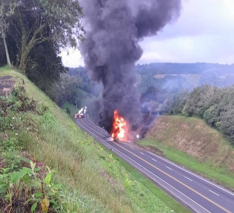 Vuelca y explota pipa que trasportaba combustible en la México-Tuxpan