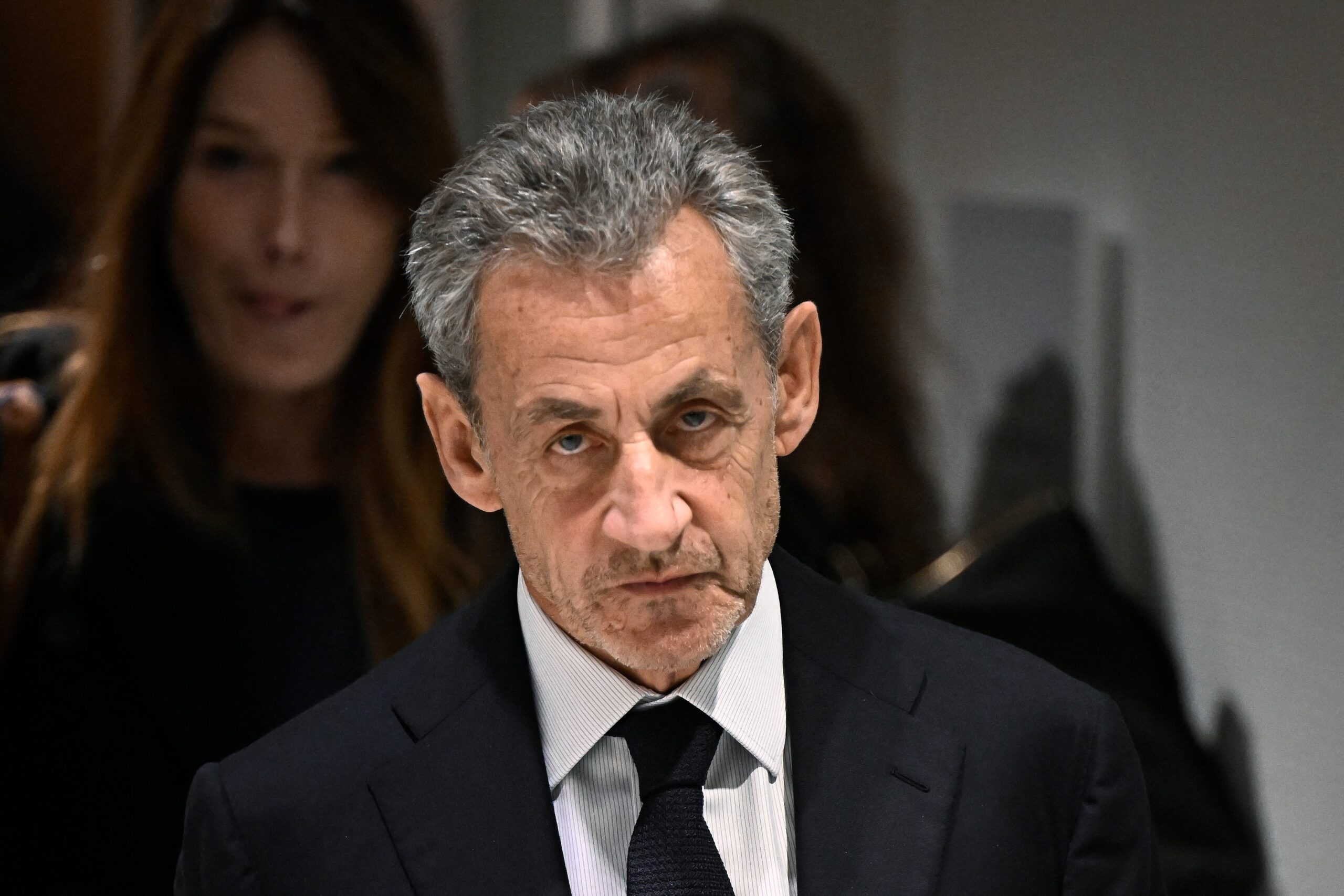Condenan al expresidente de Francia Nicolas Sarkozy a cinco años de prisión