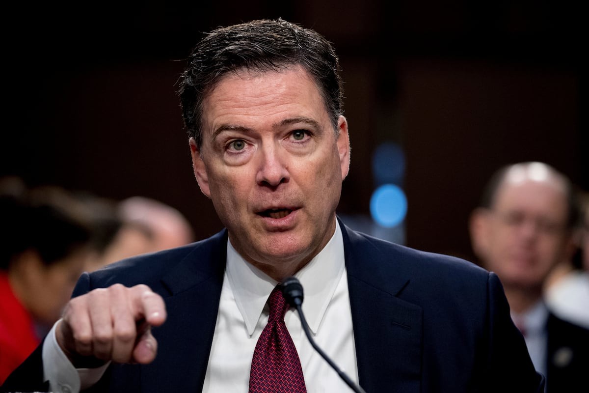 Extitular del FBI es acusado por declaraciones falsas y obstrucción