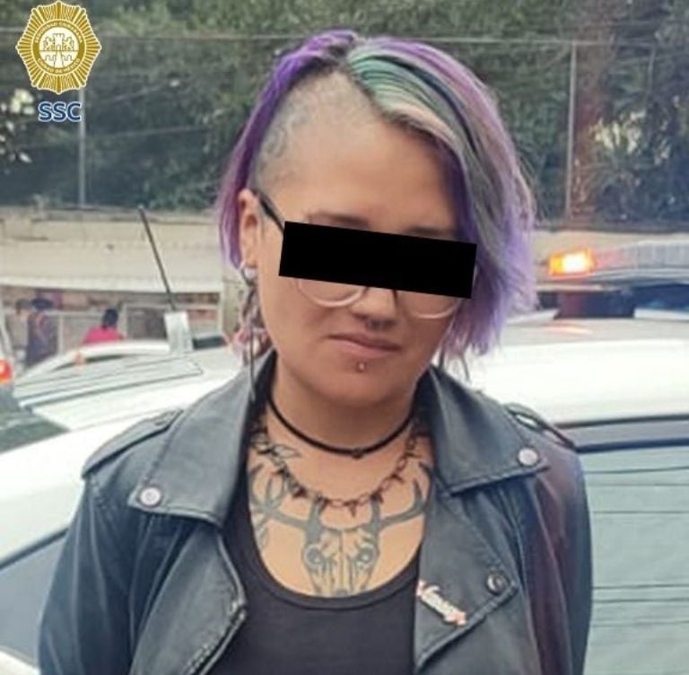 Detienen a mujer por agredir a policía de la CDMX
