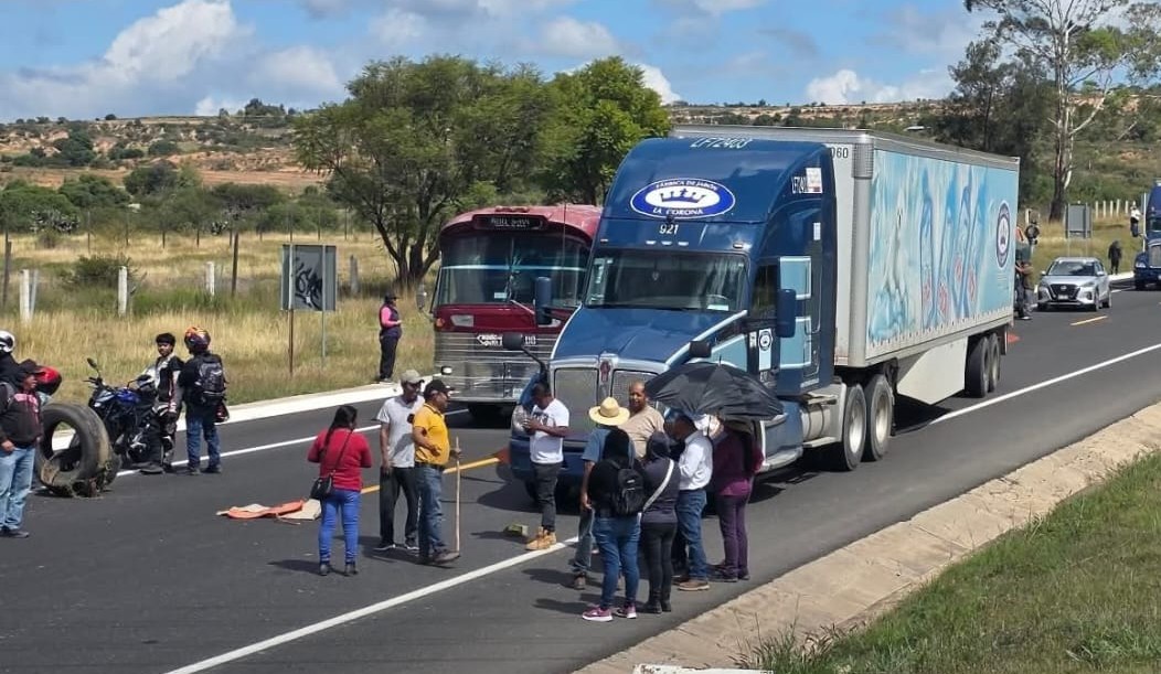 Bloquean la autopista Oaxaca-Cuacnopalan, a la altura de Nochixtlán