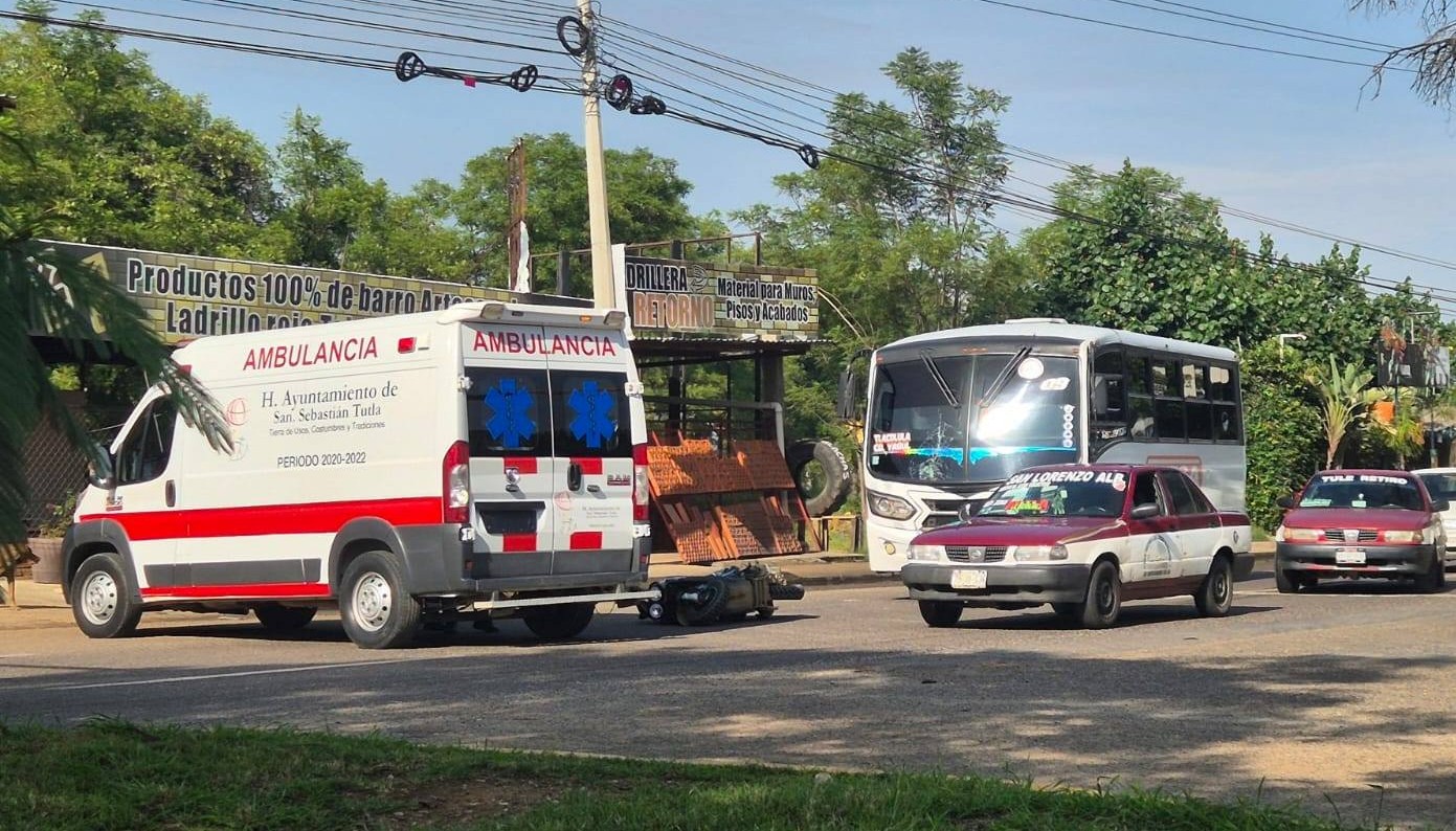 Familia que se desplazaba en una motocicleta es atropellada por un autobús de la línea ATSA