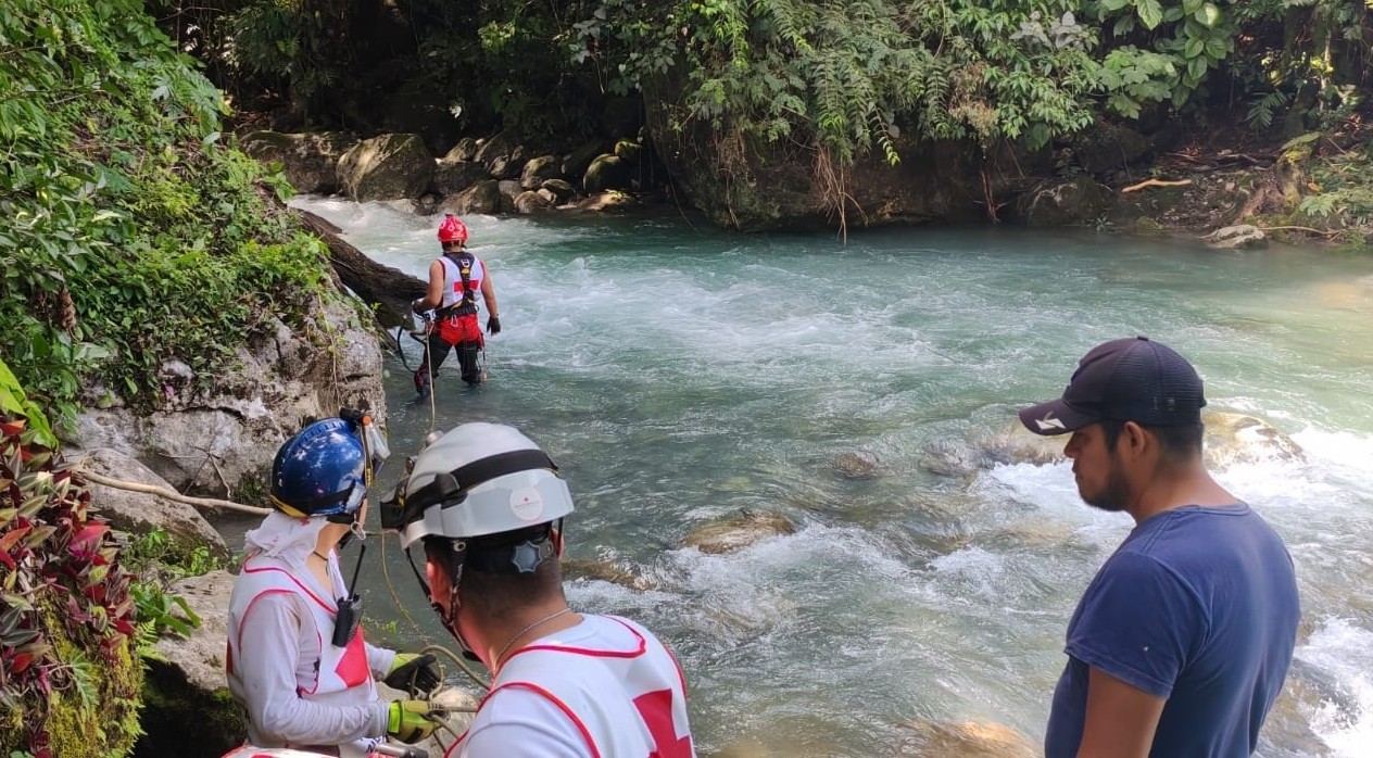 Mantienen búsqueda de niña arrastrada por la corriente del río Petlapa