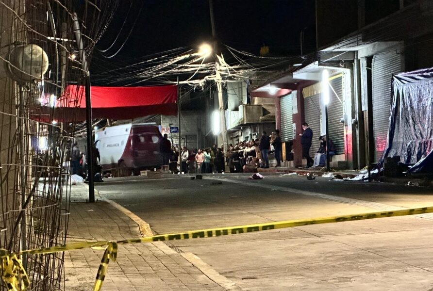 Tres muertos por riña en tianguis de Xalatlaco, Edomex