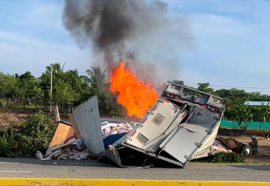 Tráiler vuelca y se incendia en carretera de la Costa