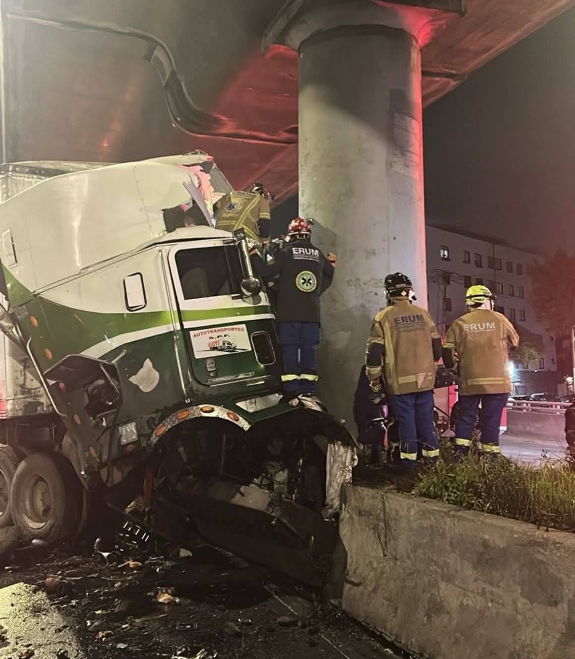 Tráiler choca contra un pilar de la Línea B del Metro de la CDMX