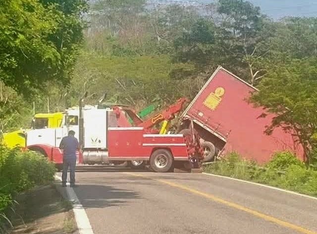 Volcadura de tráiler afecta tránsito en tramo Salina Cruz – Huatulco
