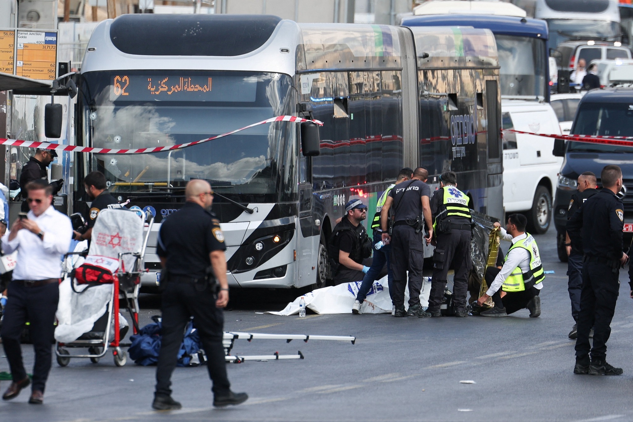 Ataque contra autobús de pasajeros en Jerusalén deja al menos seis muertos  