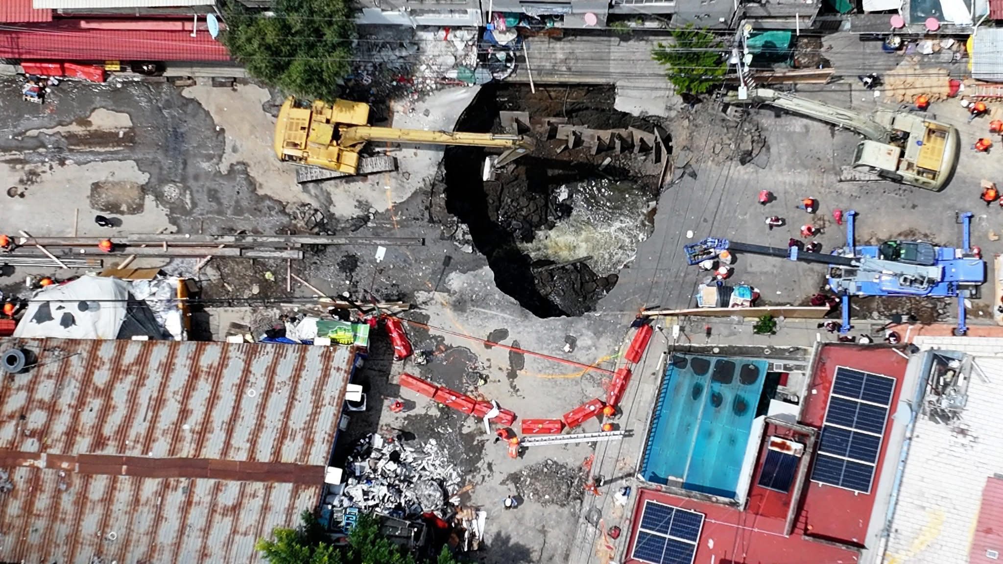 Socavón en Iztapalapa sigue creciendo y se acerca a las casas