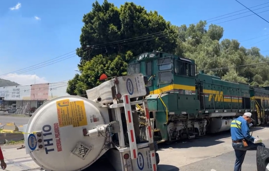 Tren embiste a pipa que trasportaba químicos al querer ganarle el paso en Ecatepec