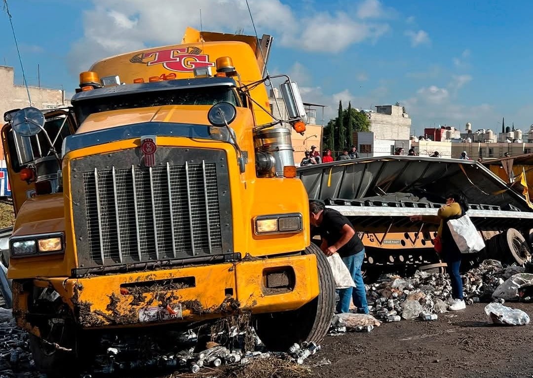 Rapiña tras volcadura de tráiler que trasportaba cerveza en la México-Pirámides