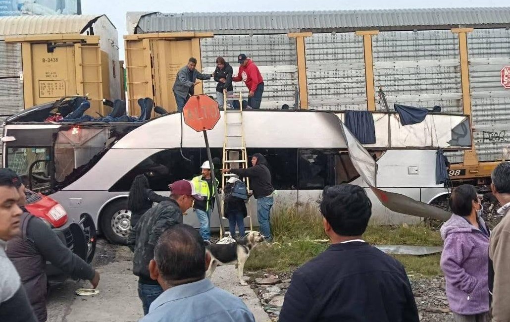 Suben a 10 las víctimas por accidente entre tren y camión en la carretera Atlacomulco-Maravatío