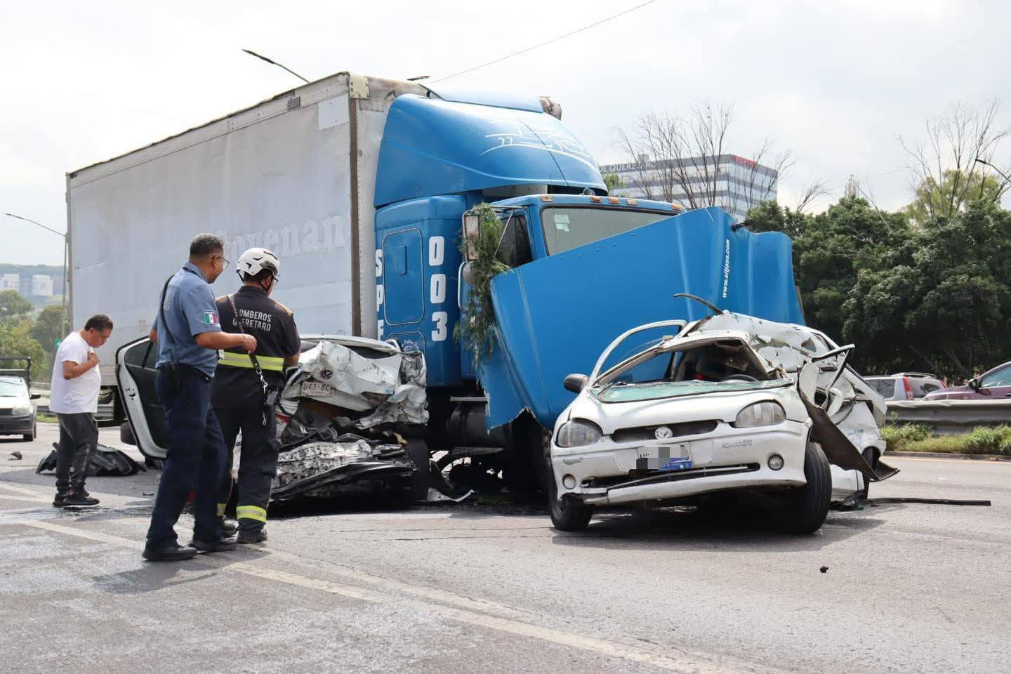 Tráiler se queda sin frenos en Querétaro; hay un fallecido y 15 heridos