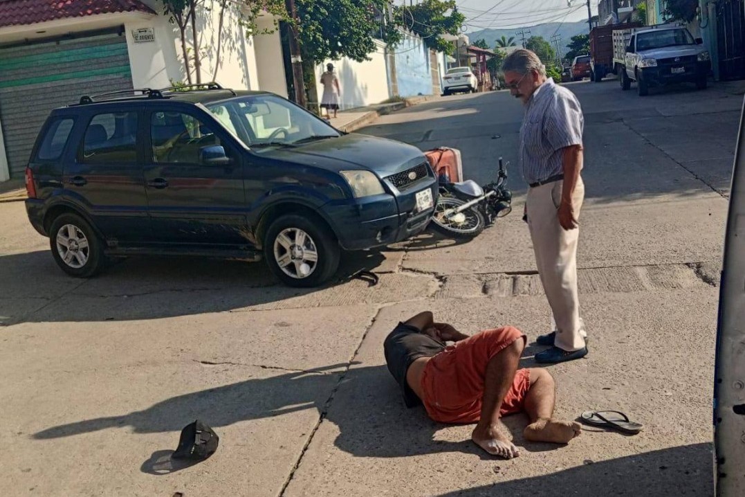 Un lesionado tras choque entre motociclista y automóvil compacto en Pinotepa Nacional