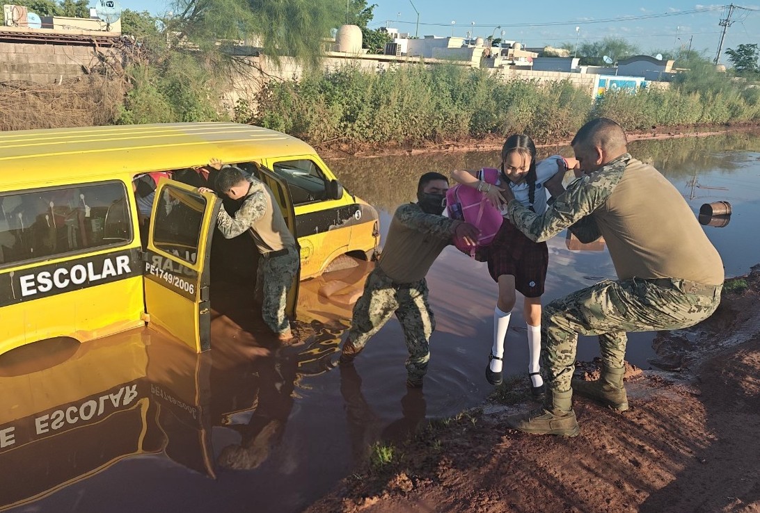 Marinos auxilian a menores que se quedaron atrapados en trasporte escolar por la imprudencia del chofer