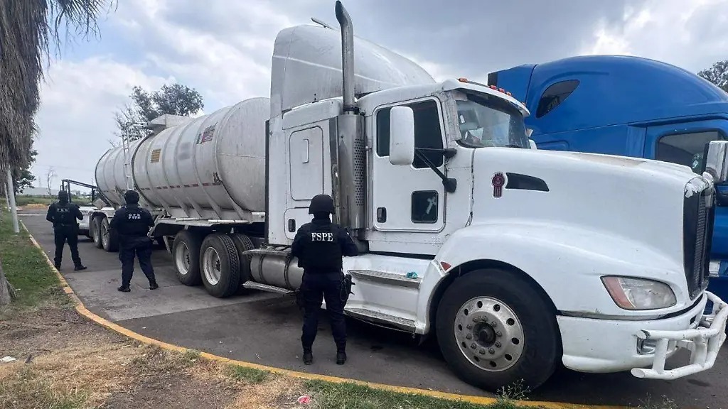 Aseguran tráiler abandonado con 30 mil litros de combustibles en Guanajuato