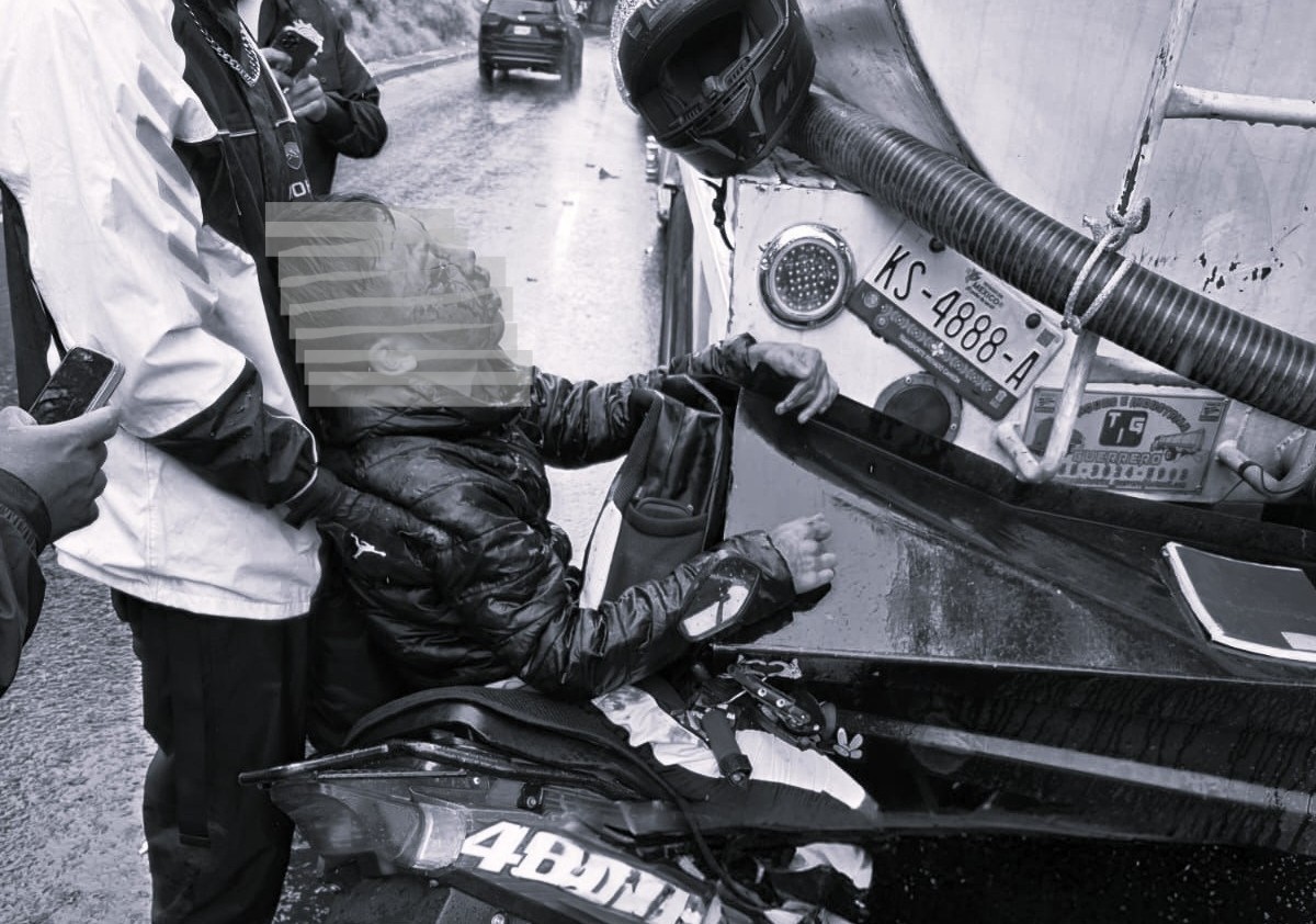 Joven motociclista se impacta en la parte trasera de una pipa