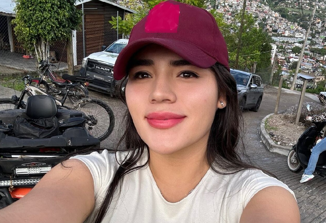 Regidora de Morena entrega impresora a escuela sin electricidad en Guerrero