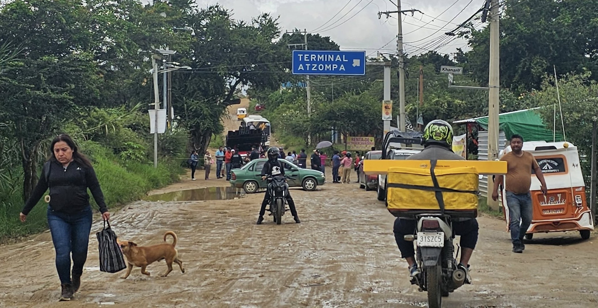 Habitantes de colonias y fraccionamientos de Atzompa bloquean la carretera principal de este municipio