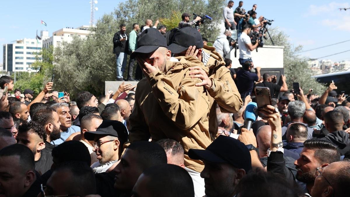 154 prisioneros palestinos excarcelados por Israel llegan al norte de Egipto
