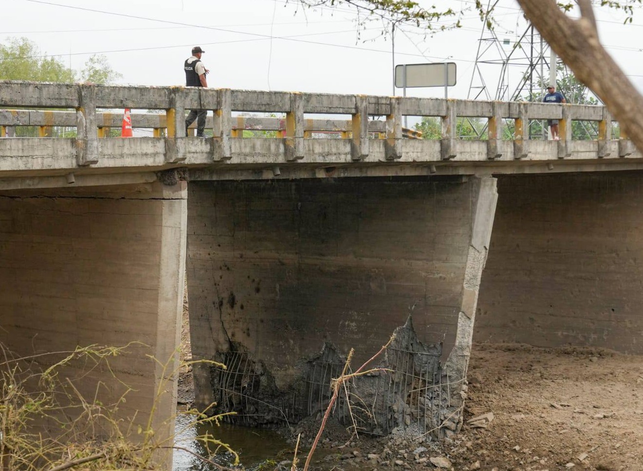Ataque con explosivos destruyen dos puentes en Ecuador