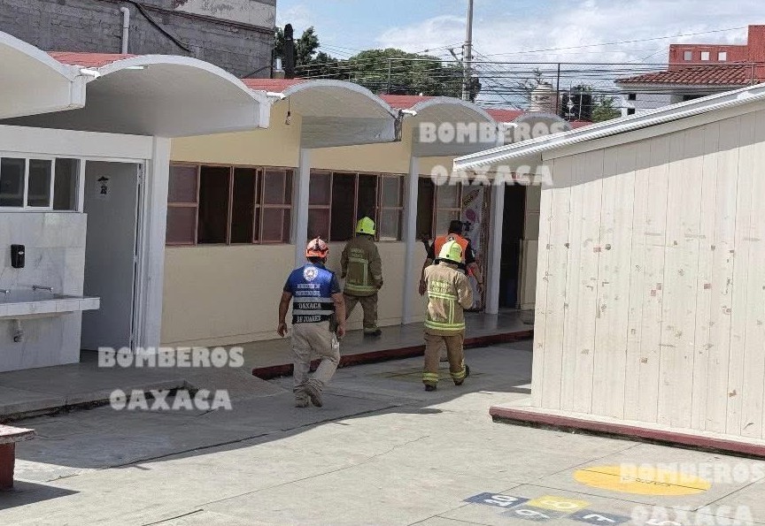 Atiende Bomberos reporte de fuga de gas en primaria de Oaxaca