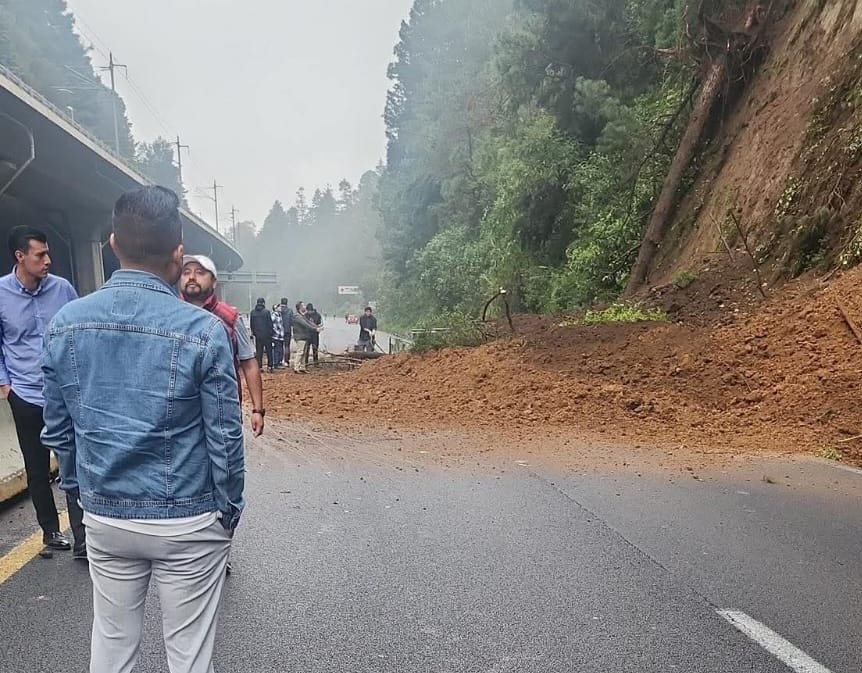 Deslave en la México‑Toluca rumbo a CDMX provoca cierre y caos vial