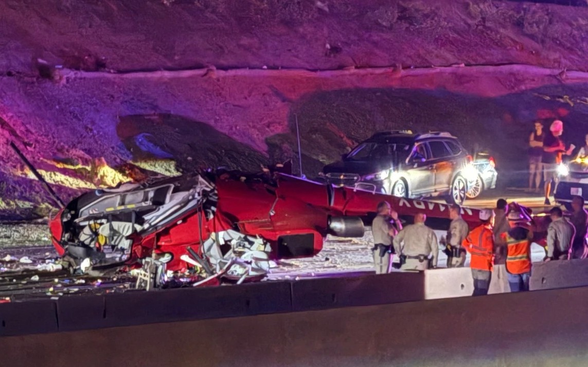 Helicóptero médico se estrella en una autopista de Sacramento, California