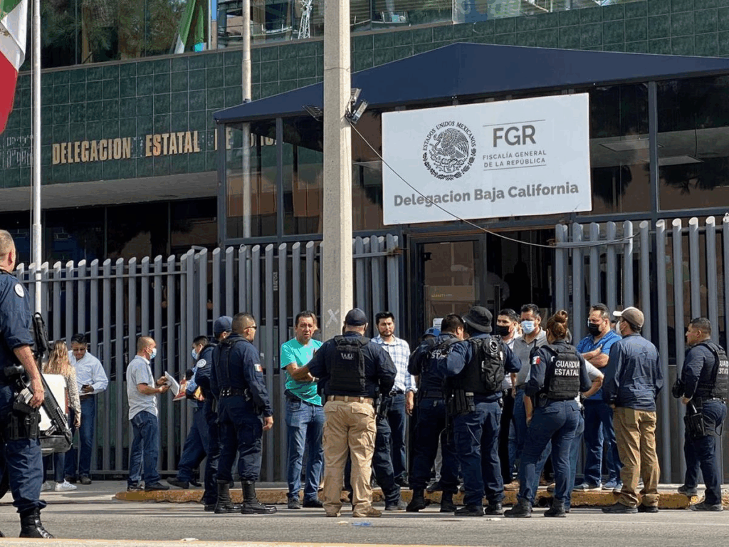 FGR investiga a 14 policías de Baja California por robo de 180 kg de cocaína