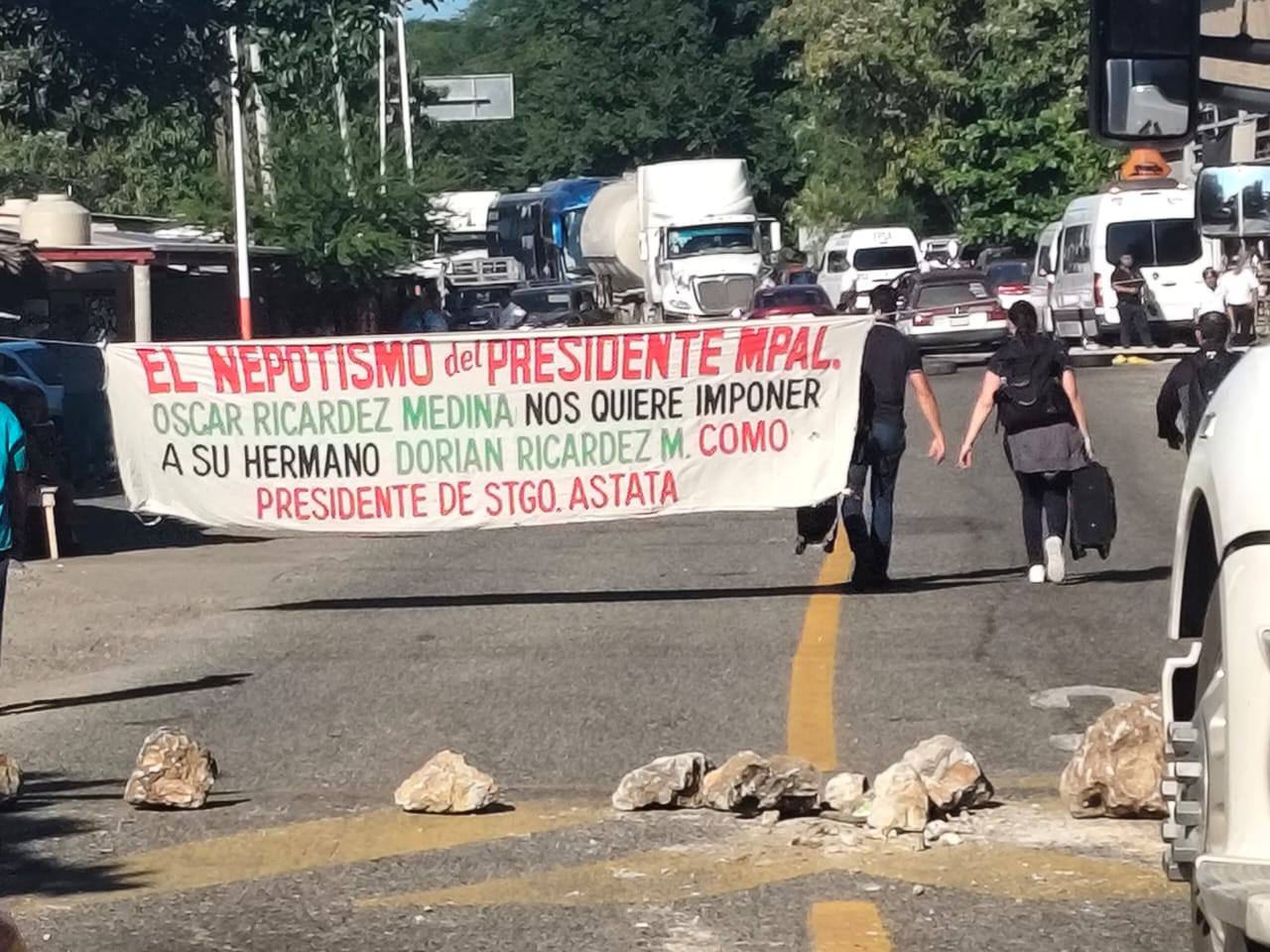 Continua bloqueo carretero a la altura del municipio de Santiago Astata