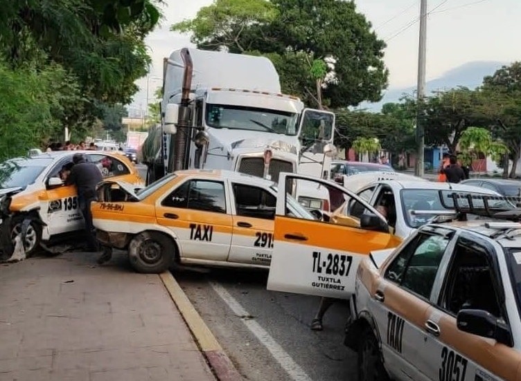 Carambola en Tuxtla Gutiérrez deja 8 personas lesionadas y 7 vehículos destrozados