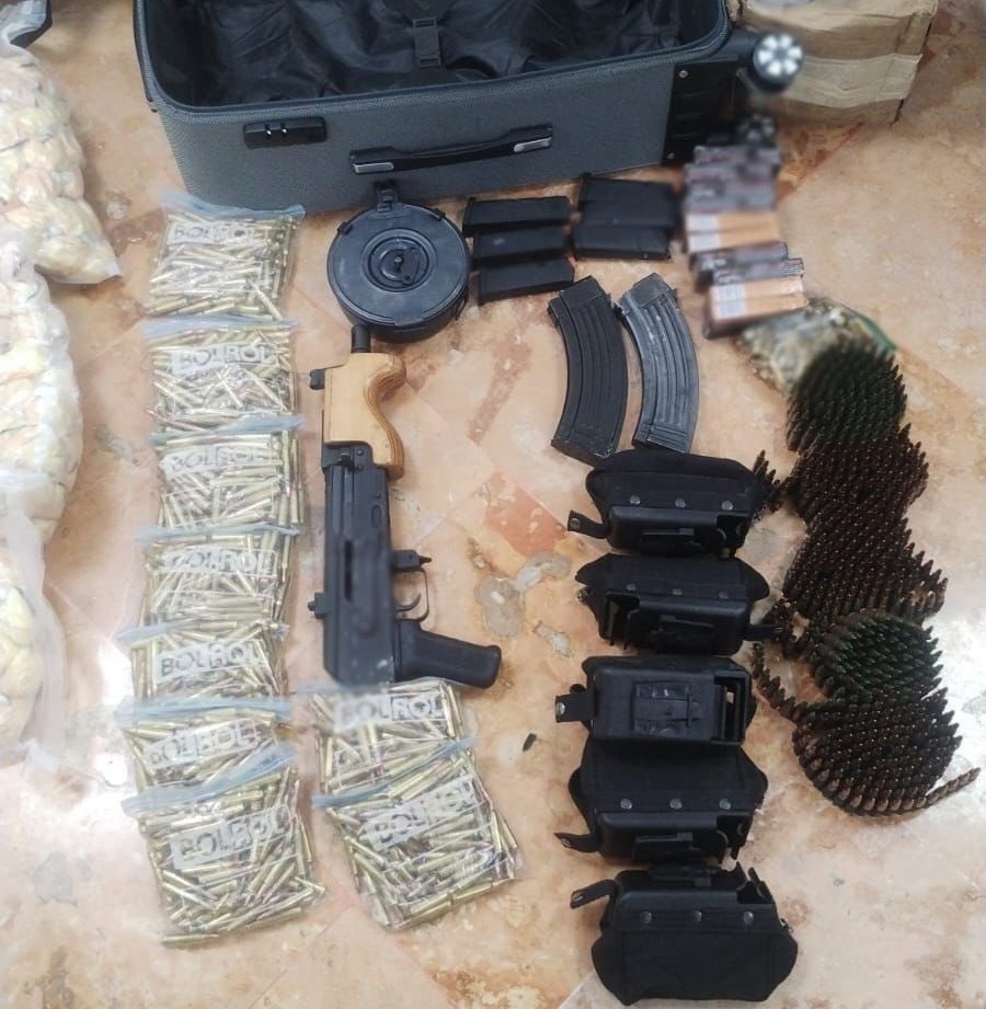 Incautan armamento y drogas en aeronave que aterrizo en el aeropuerto de Cancún