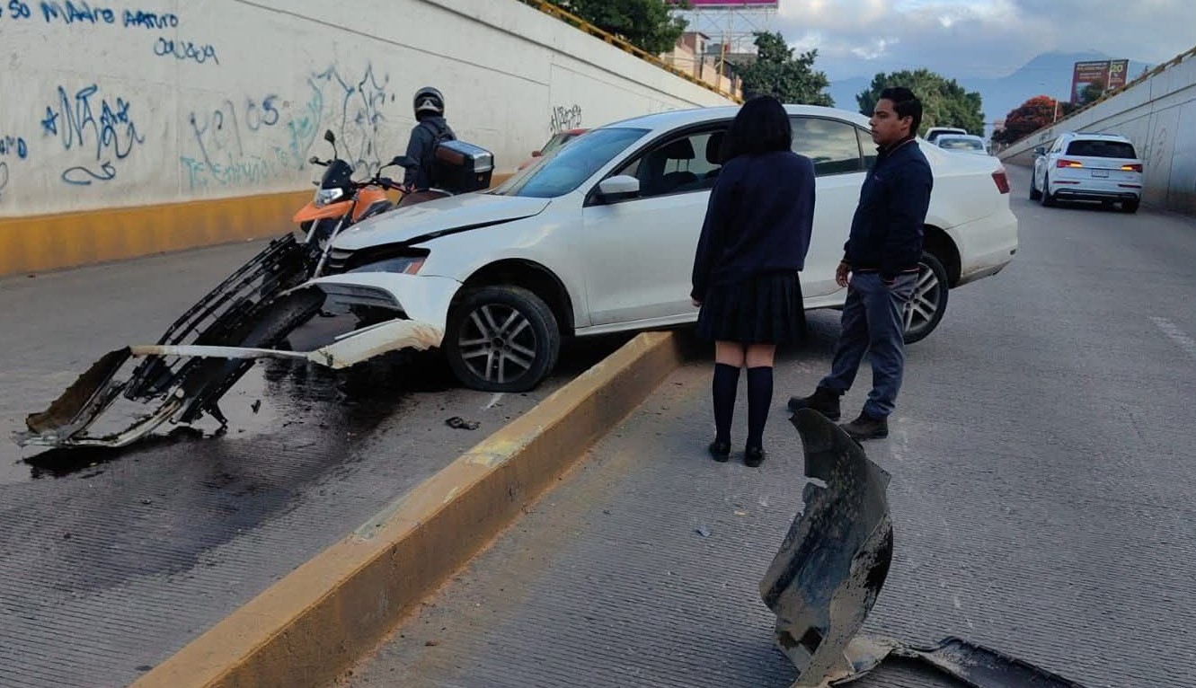 Vehículo compacto queda atravesado bajo en el puente de Cinco Señores