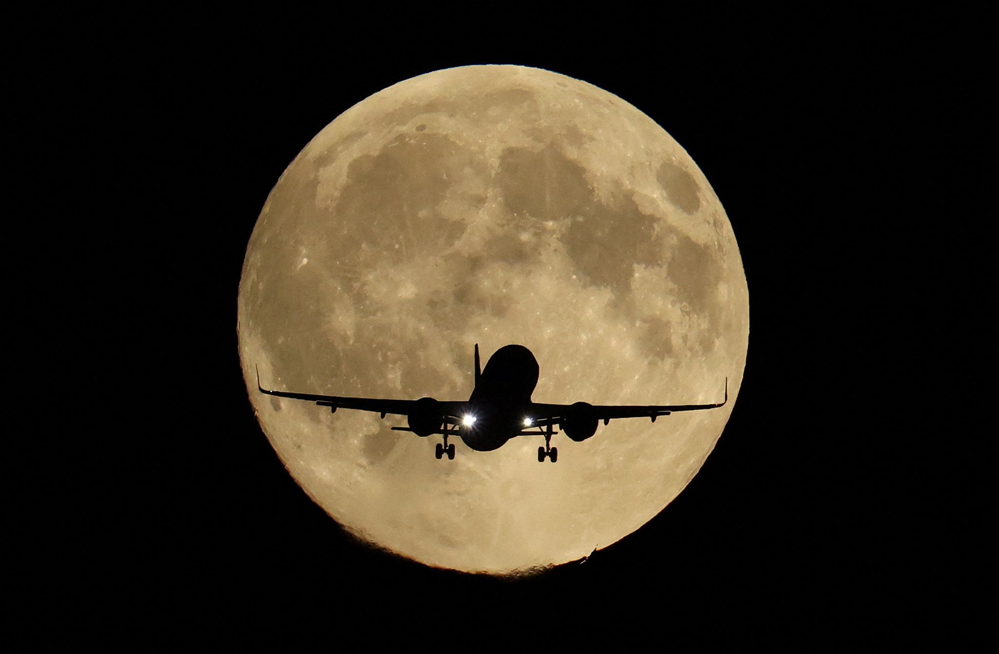 Así se vio la Superluna de Cosecha 2025 en distintas partes del mundo