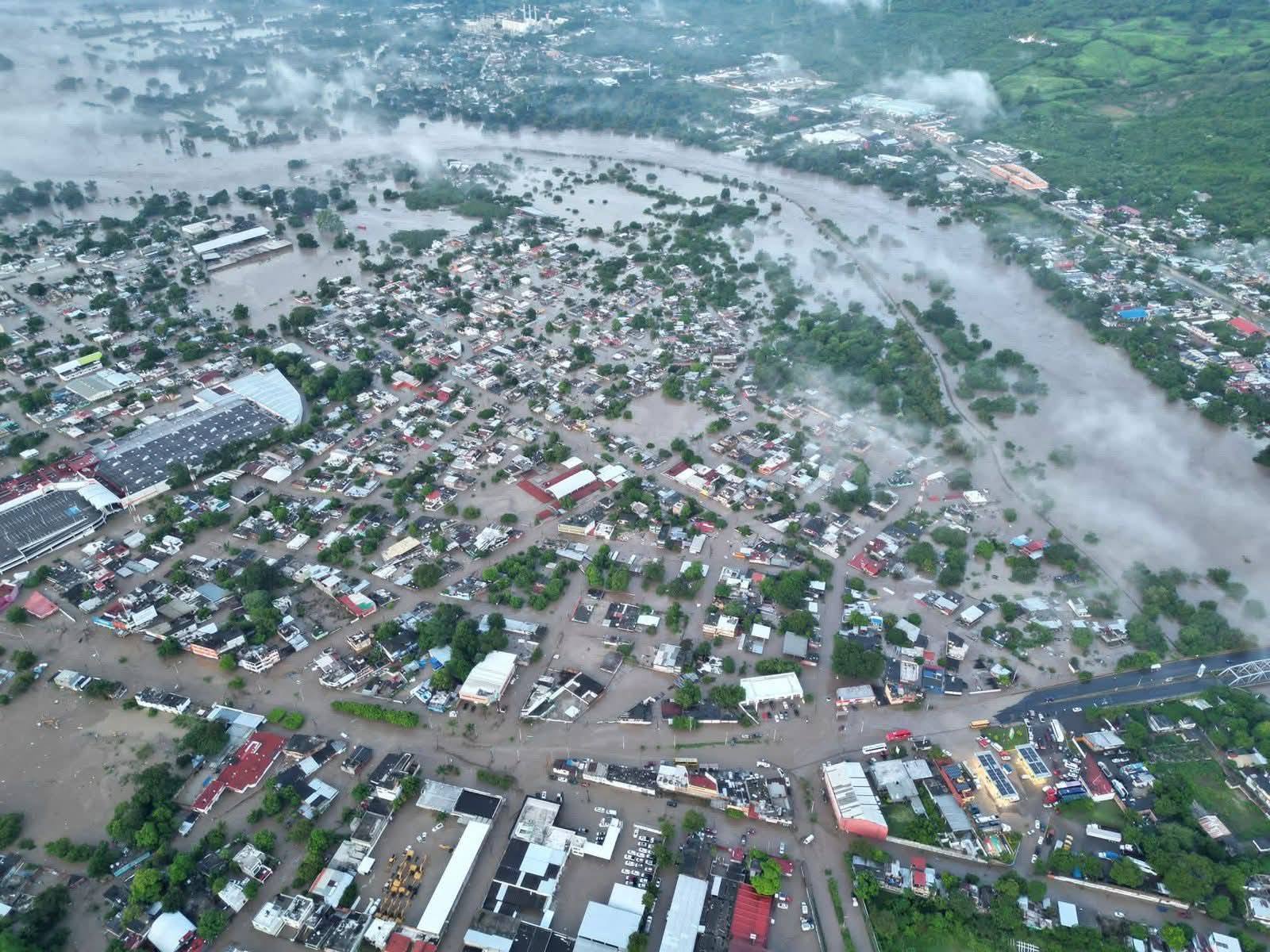 Poza Rica bajo el agua tras desbordarse el río Cazones