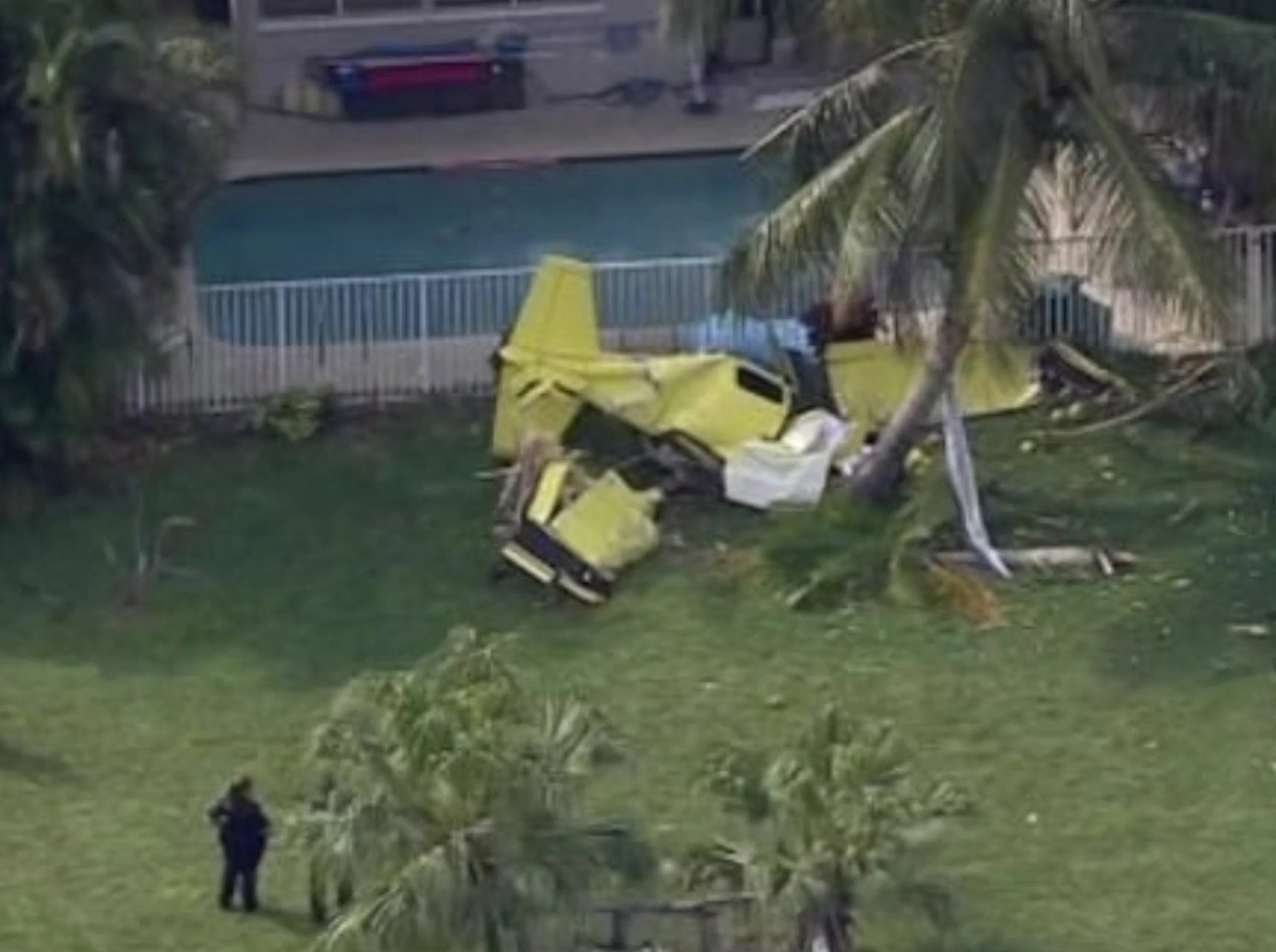 Avioneta se estrella en vecindario de Florida; hay dos personas sin vida