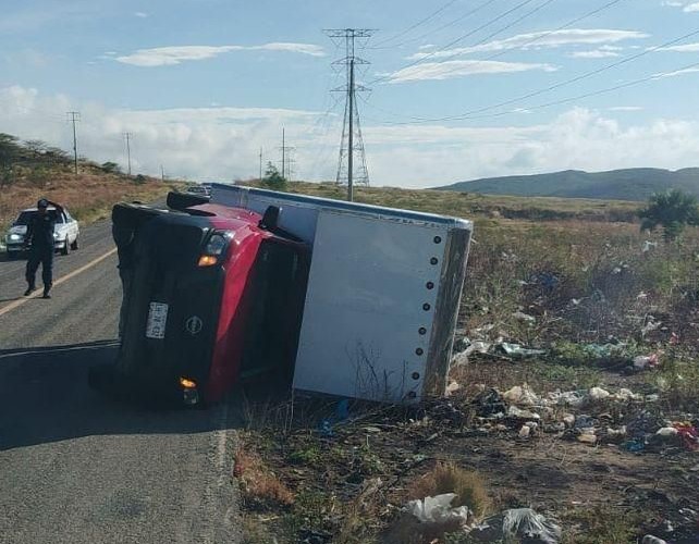 Vuelca camioneta por fuertes vientos presentados en el Istmo de Tehuantepec
