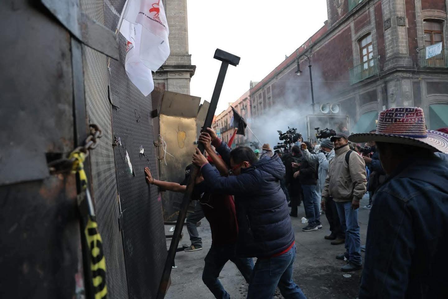 Maestros de la CNTE intentan ingresar por la fuerza a Palacio Nacional; son dispersados con gas lacrimógeno