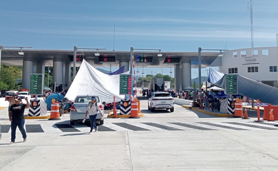 Maestros de la Sección XXII protestan y dan paso libre en la caseta de Ventanilla