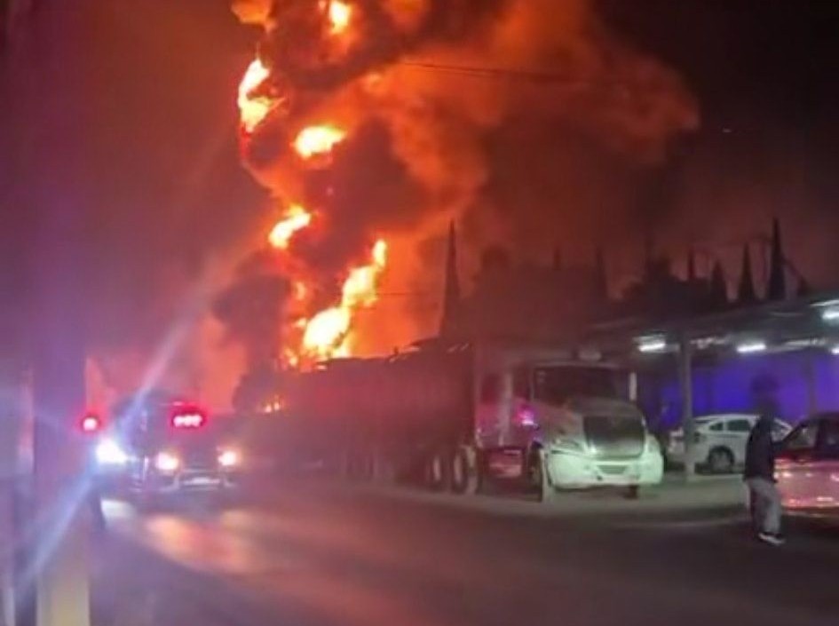 Explota tractocamión con hidrocarburos en Tula, Hidalgo