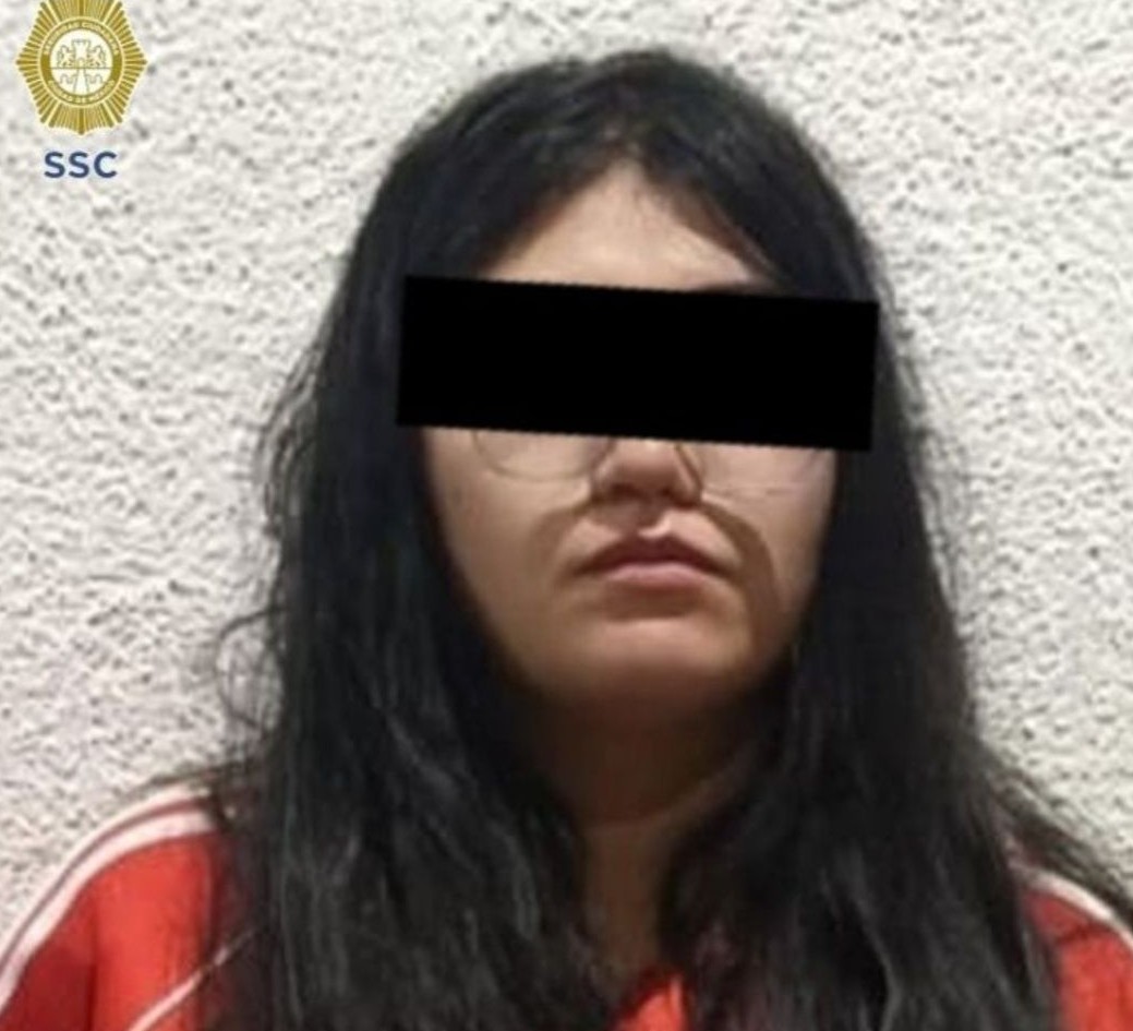 Mujer deja encerrada a su hija en su automóvil para irse a beber