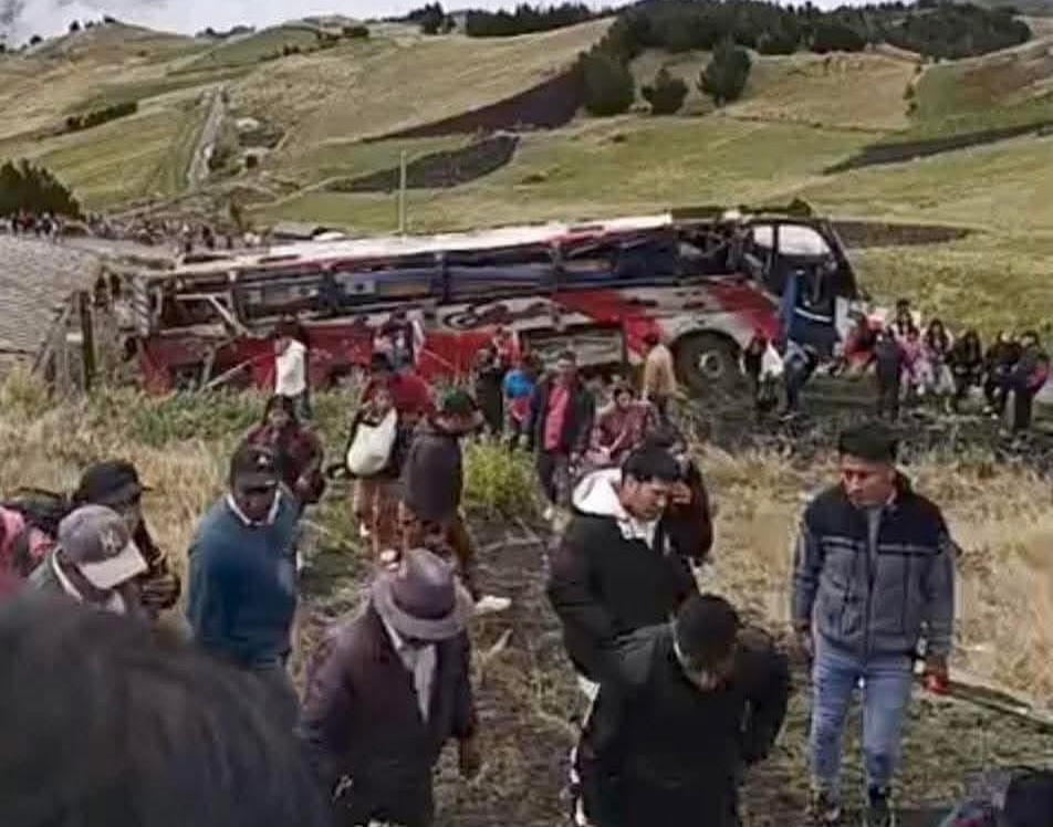 Asciende a 21 muertos y 40 heridos las víctimas por accidente de autobús en Ecuador