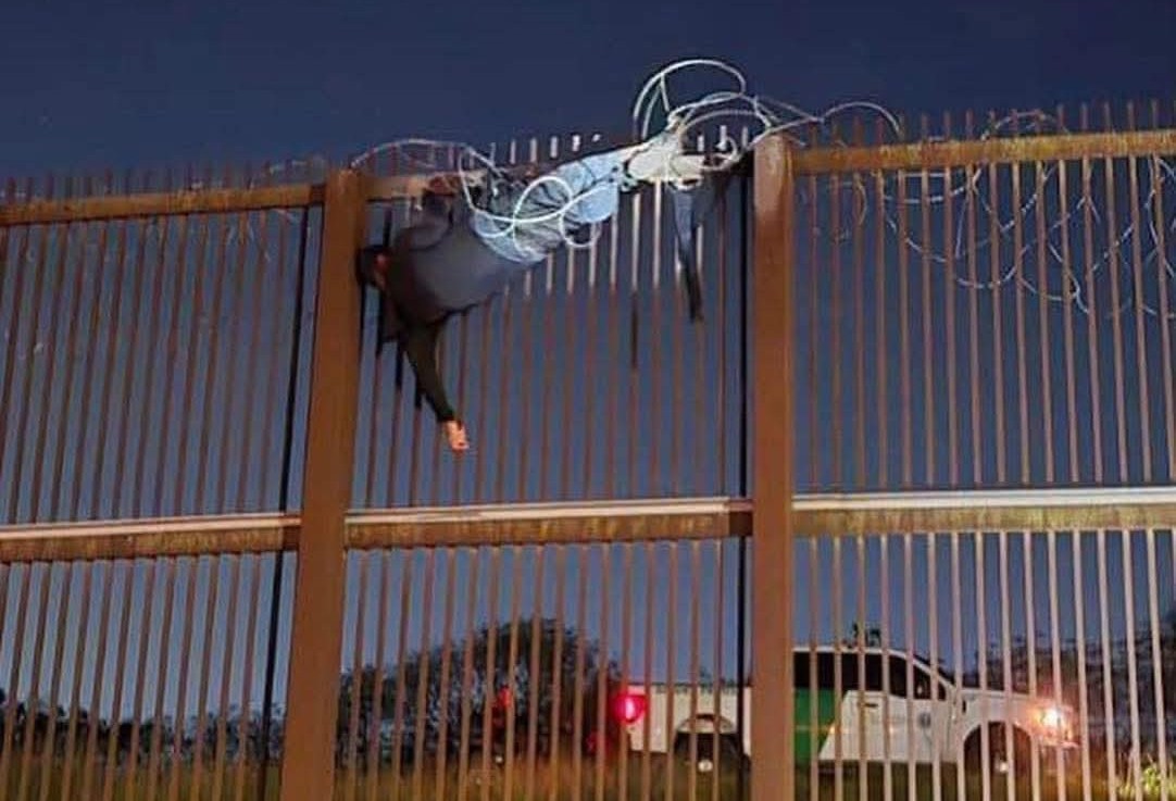 Inmigrante queda atrapado entre los alambres de púas del muro fronterizo
