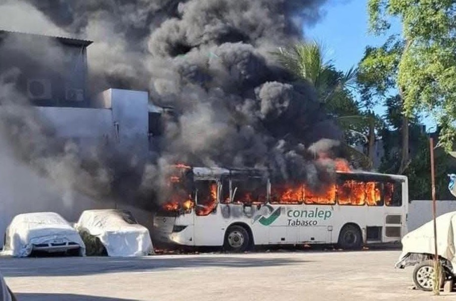 Estudiantes del Conalep en Villahermosa, queman autobús al no recibir el pago de sus becas (video)