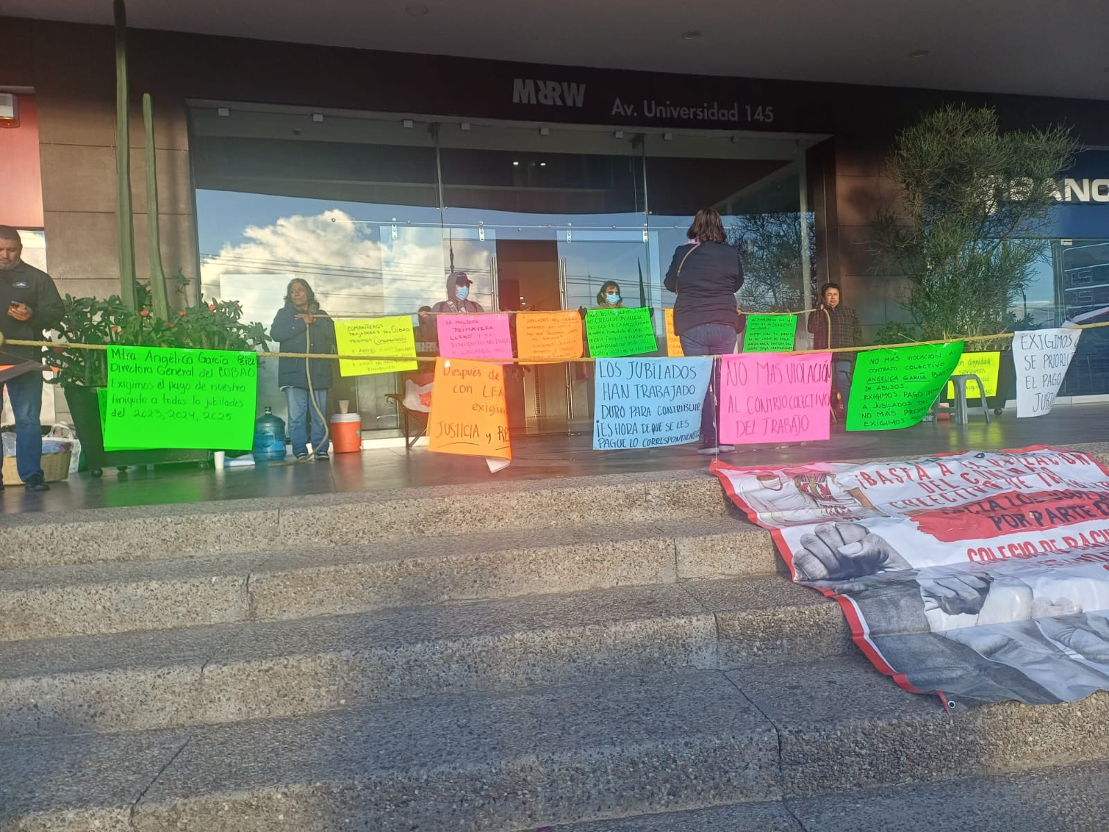 Jubilados del COBAO protestan y toman el edificio administrativo de la institución